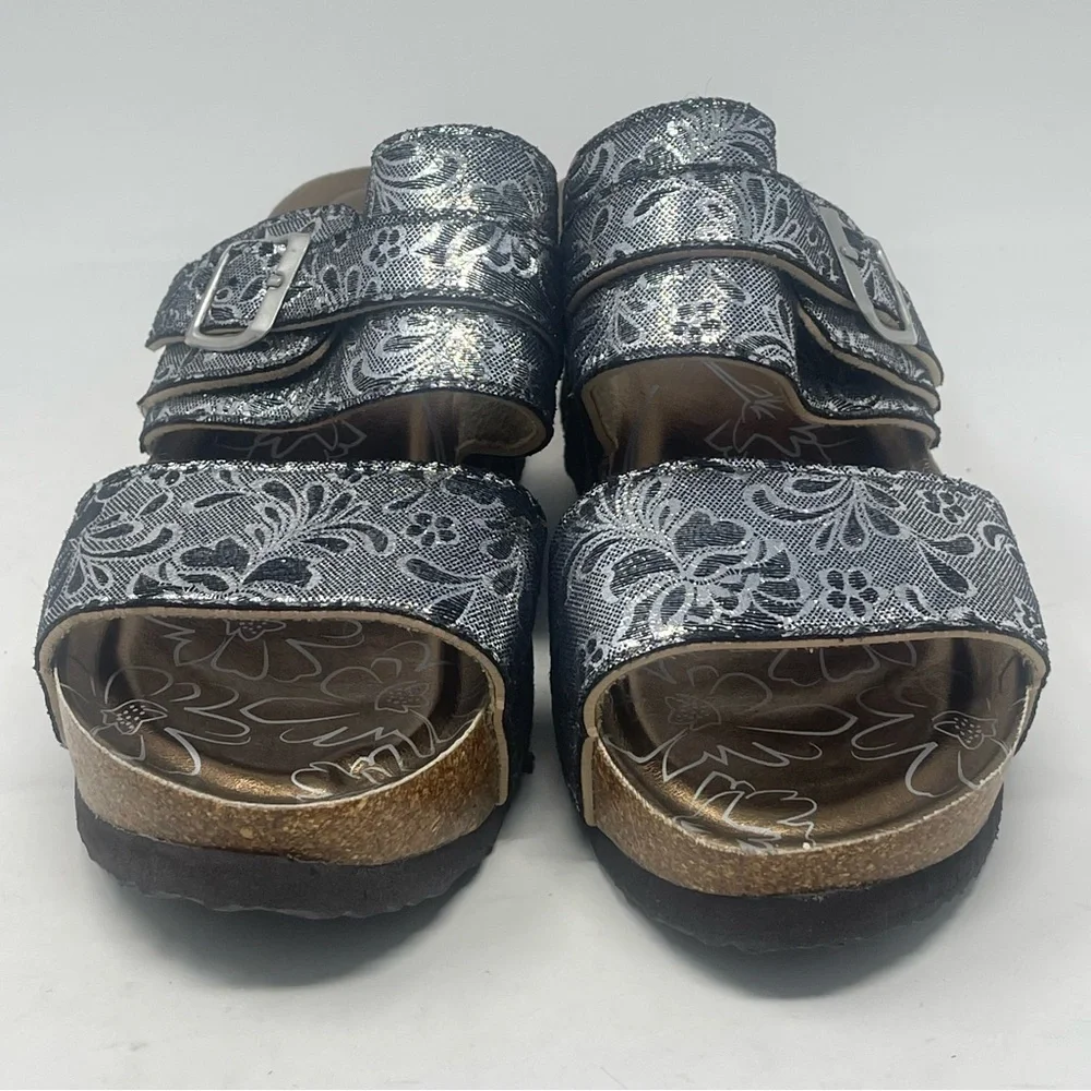 Muk Luks Emery Wedge Sandals Womens 8 Metallic Silver Floral Cork Slip On